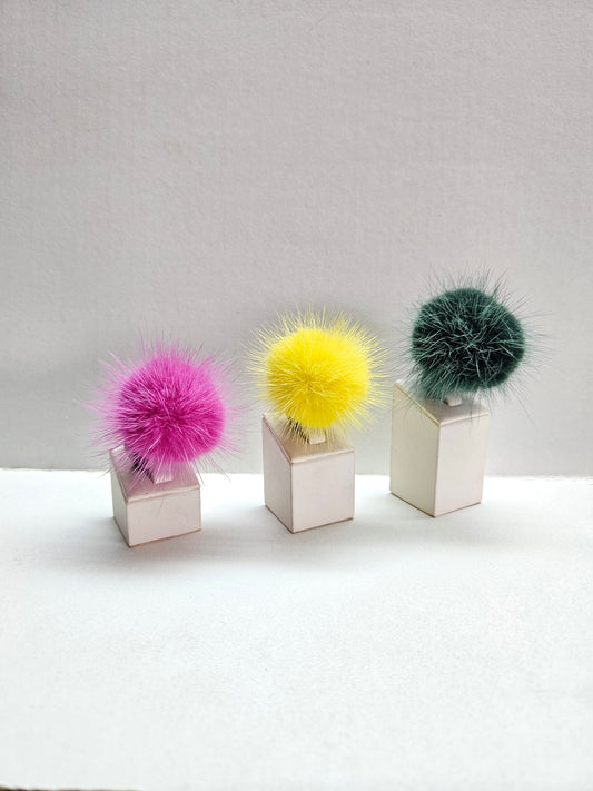 Γούνινα Δαχτυλίδια σε Διάφορα Χρώματα. Μινκ πομπομ σε Δερμάτινο Δαχτυλίδι