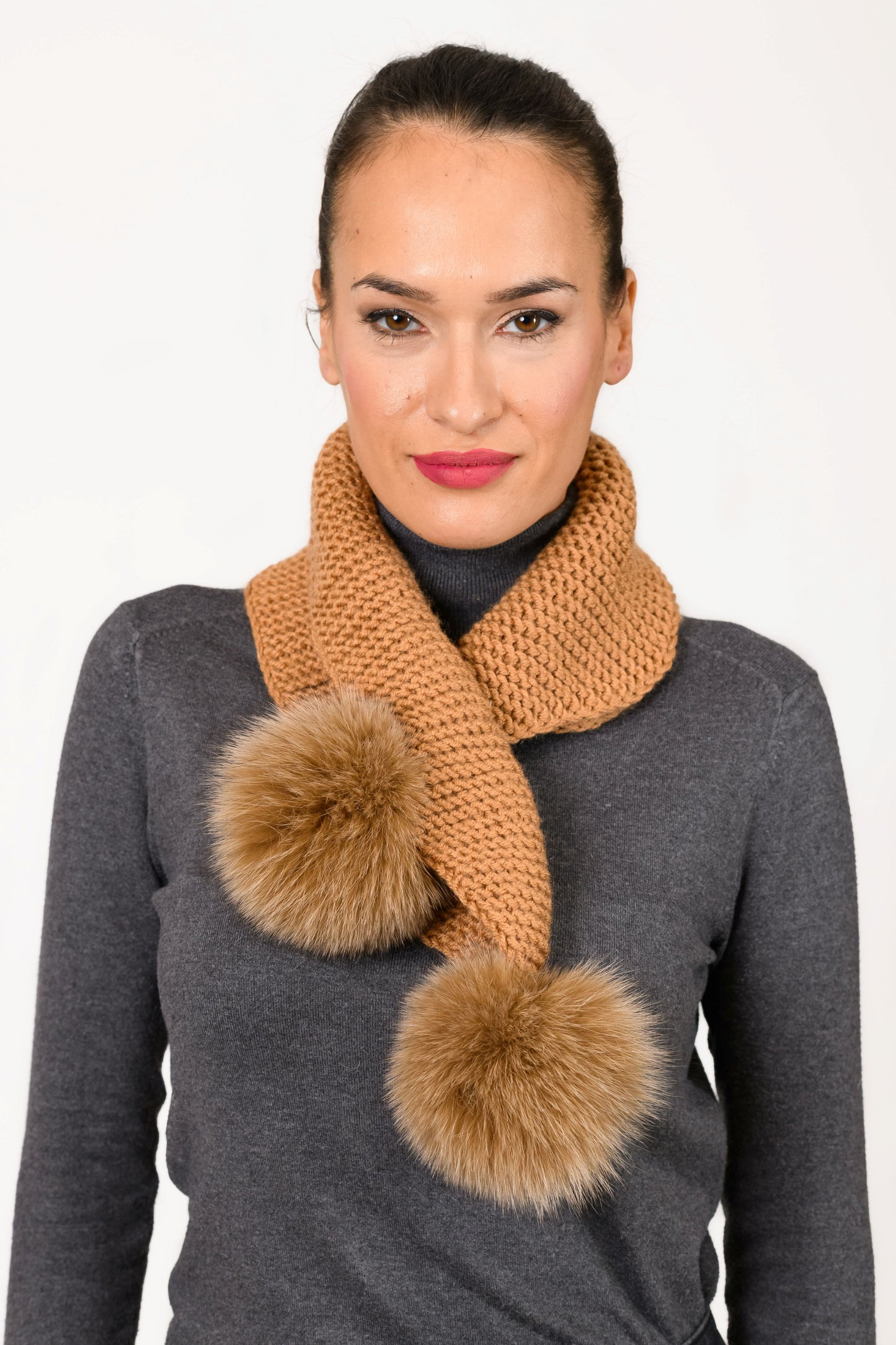 Χειροποίητο ΤΑΜΠΑ Πλεκτό Κασκόλ Με Γούνινα Πομ Πομ.