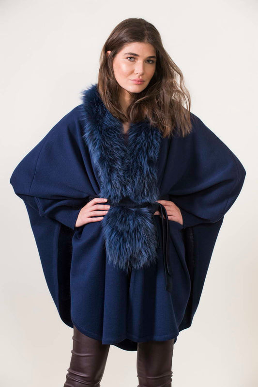 Μπλε πλεκτή Κάπα με Μανίκια και Γούνινες Λεπτομέρειες.