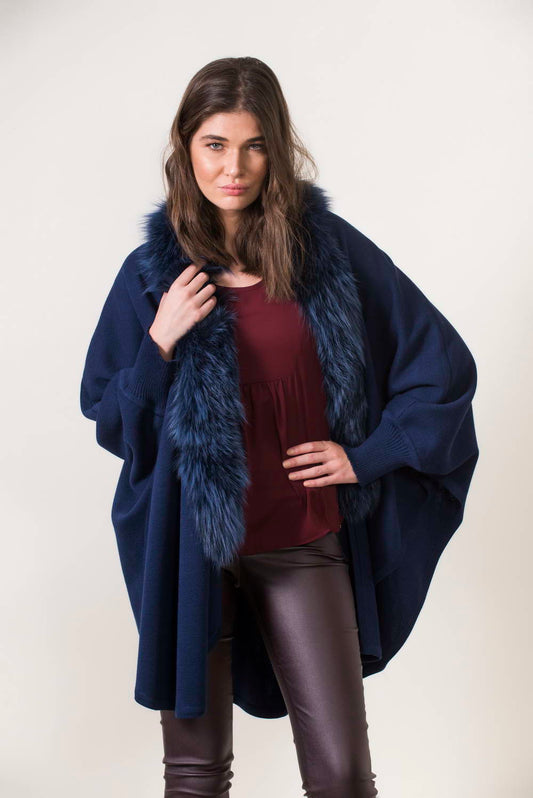 Μπλε πλεκτή Κάπα με Μανίκια και Γούνινες Λεπτομέρειες.