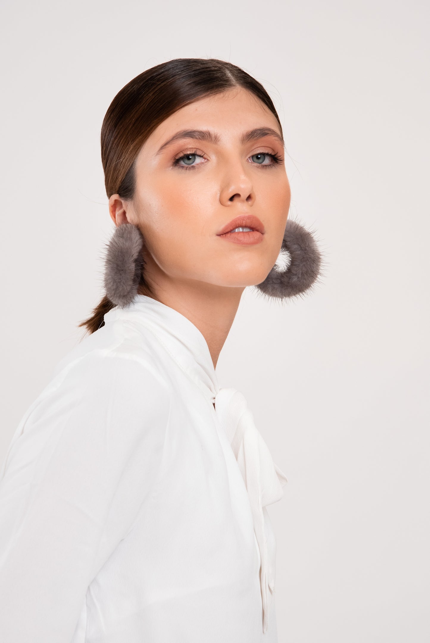 Γκρι (BLUE IRIS) Γούνινα Σκουλαρίκια . Ατσάλινοι κρίκοι Τυλιχτά με Γούνα.