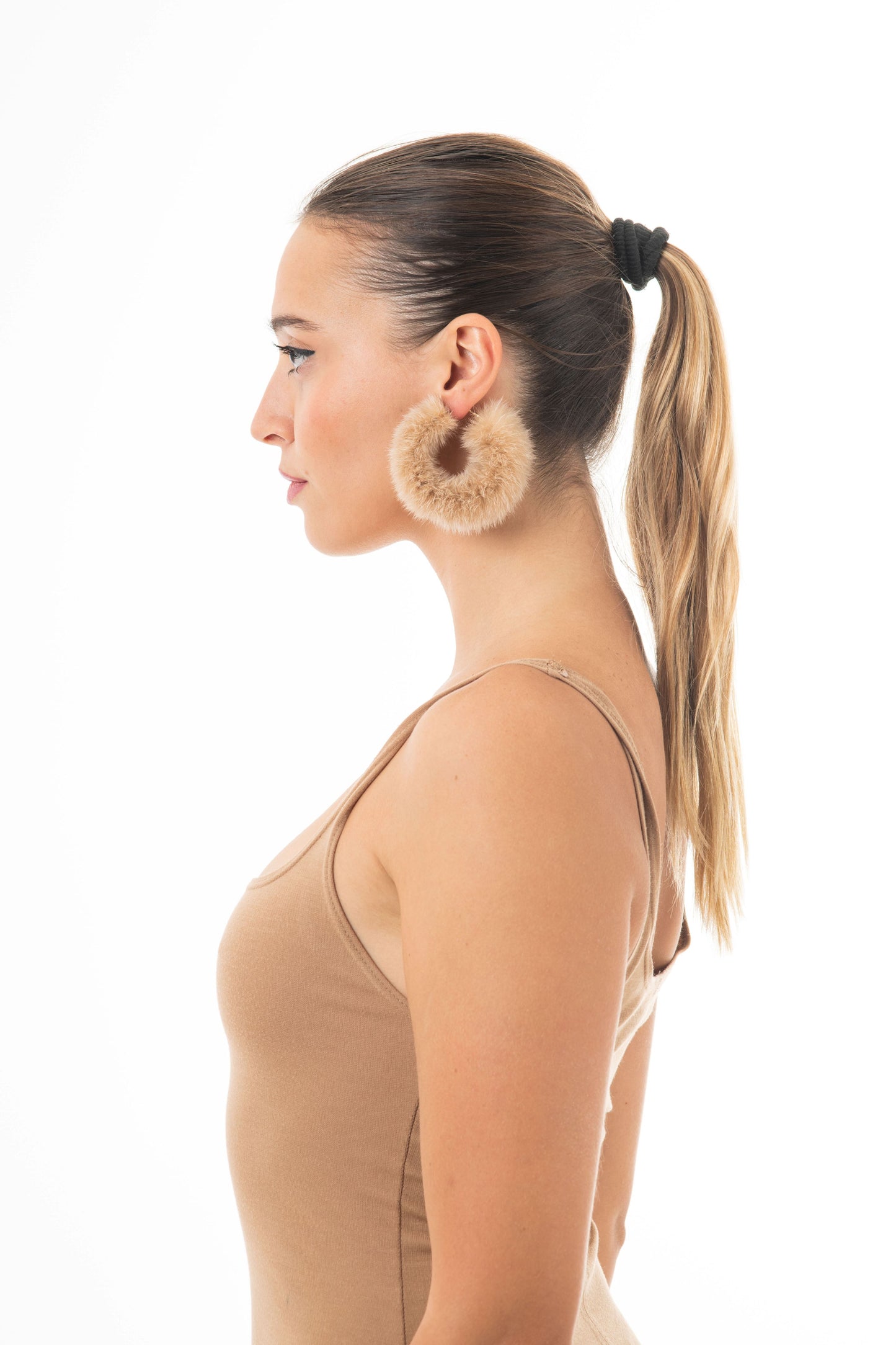 Σκουλαρίκια κρίκοι με γούνα μινκ σε ανοιχτό καμηλό – Κρίκοι τυλιγμένοι με γούνα μινκ