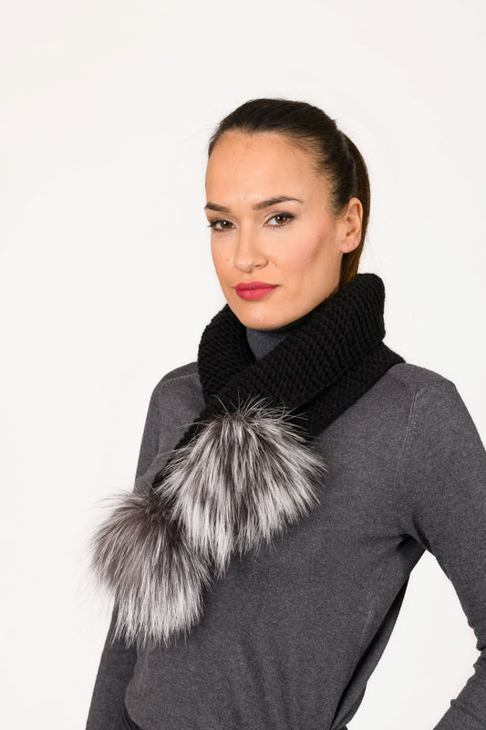 Χειροποίητο Μαύρο  Πλεκτό Κασκόλ Με Γούνινα Πομ Πομ.