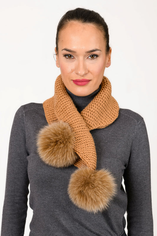 Χειροποίητο ΤΑΜΠΑ Πλεκτό Κασκόλ Με Γούνινα Πομ Πομ.