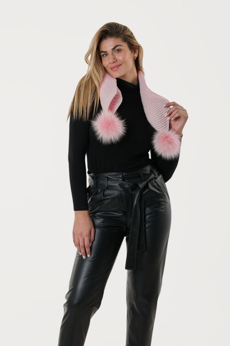 Χειροποίητο Ροζ Πλεκτό Κασκόλ Με Γούνινα Πομ Πομ.